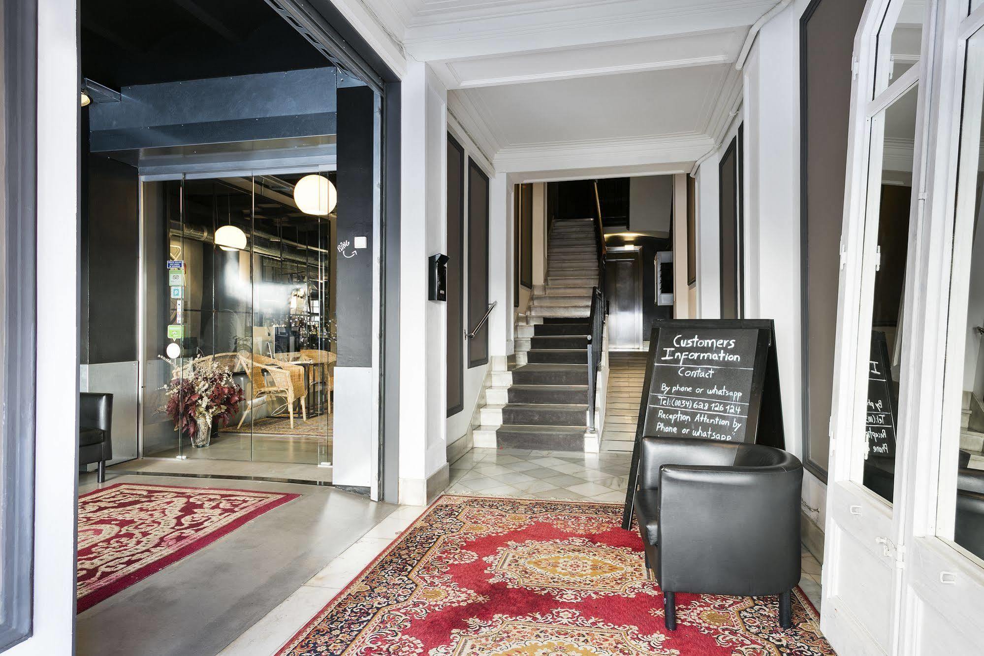 Fira Apartments By Gaiarooms Barcelona Exterior photo
