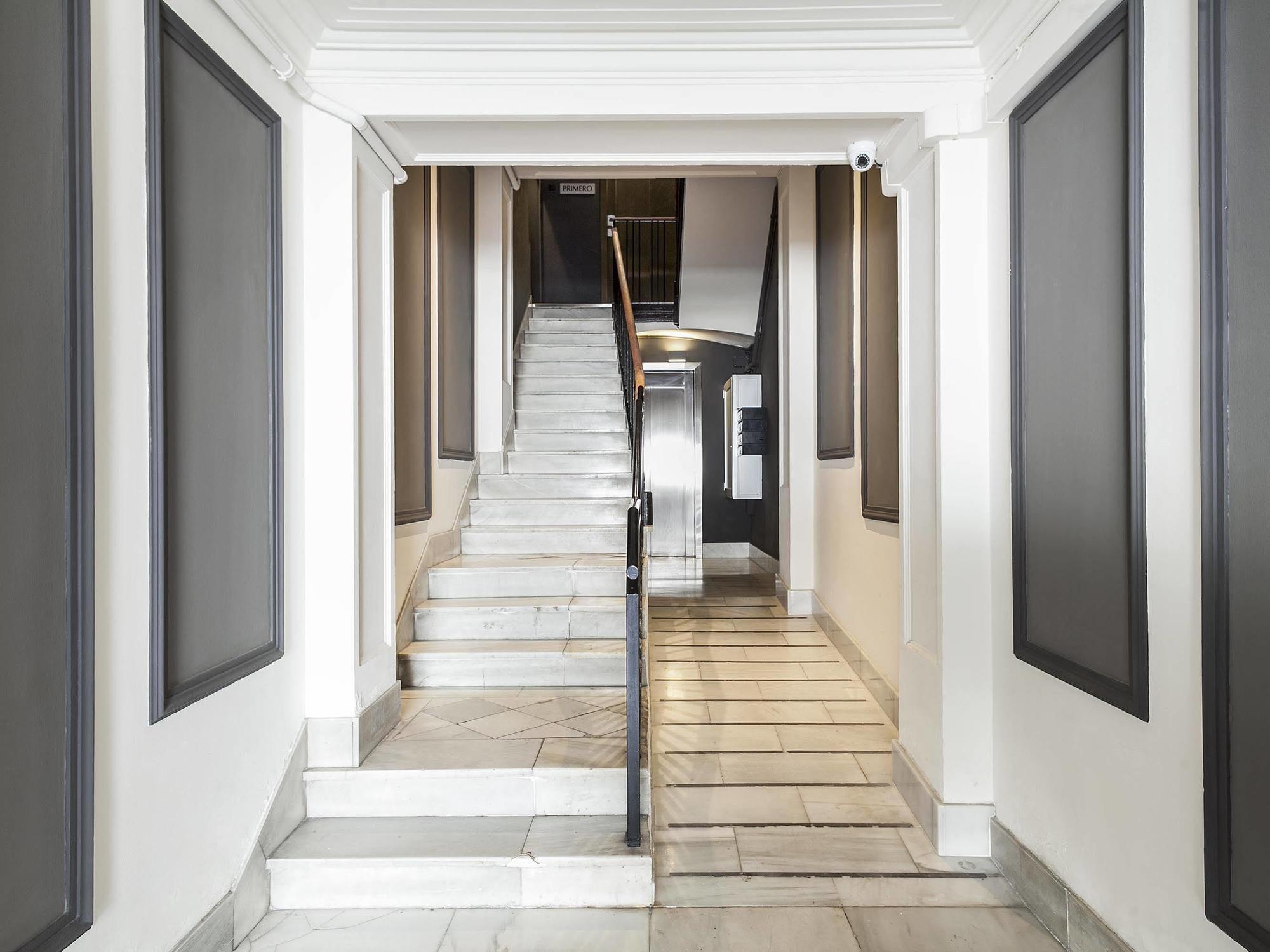 Fira Apartments By Gaiarooms Barcelona Exterior photo